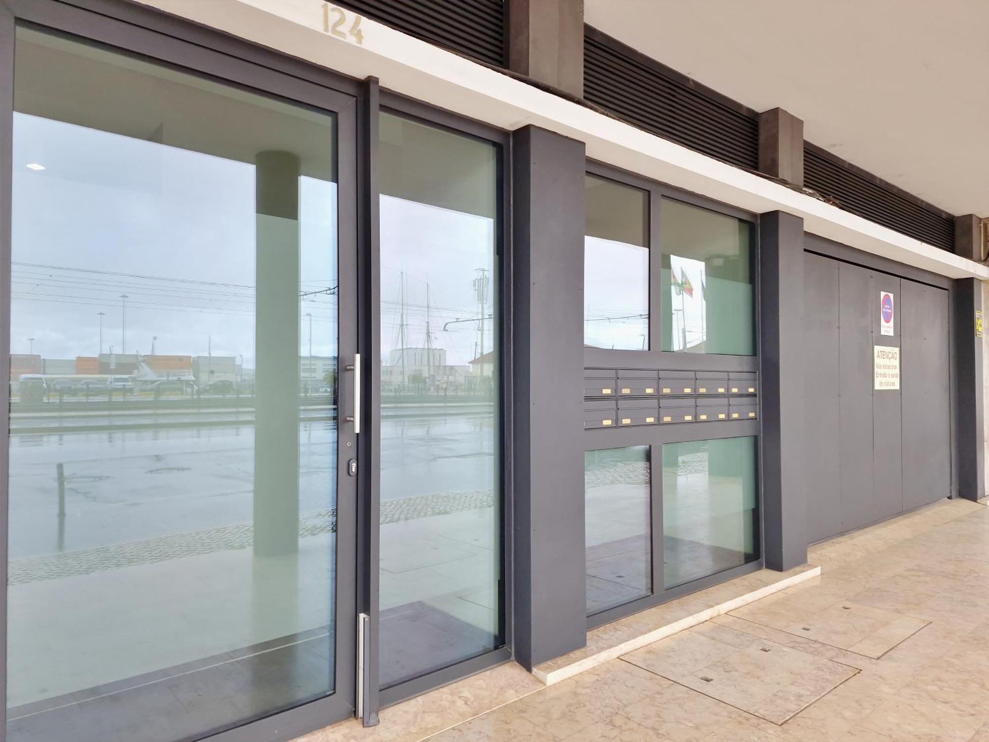 Apartment Mbird Riverside 2bd Flat With Garage Lisbon