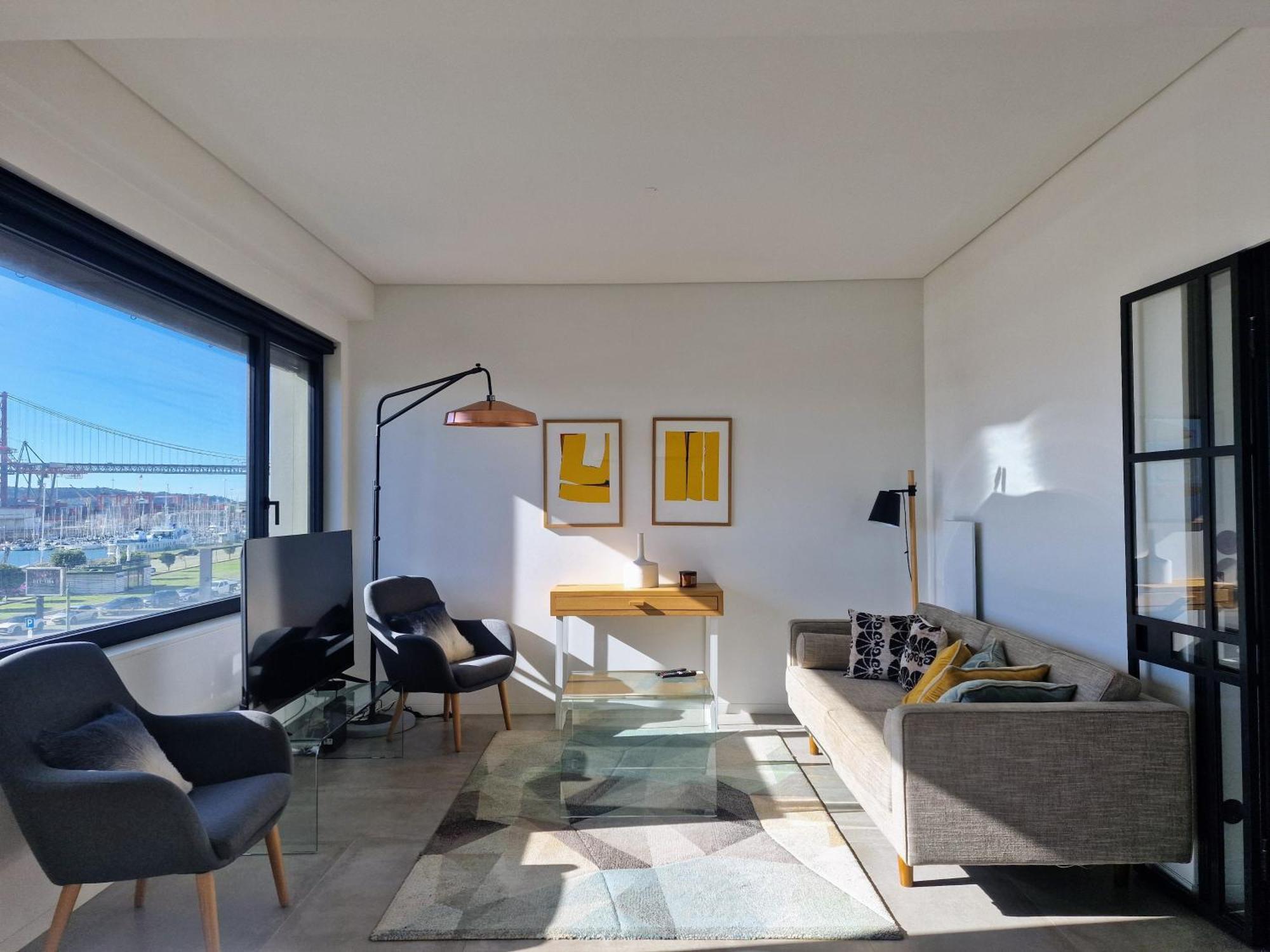 Mbird Riverside 2bd Flat With Garage Apartment